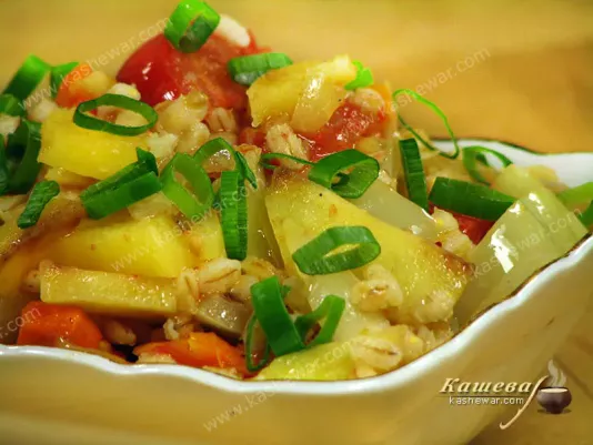 Теплий овочевий салат з перловою крупою – українська кухня.