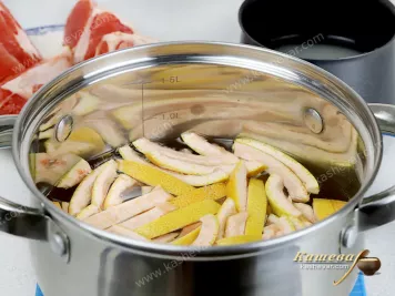 https://kashevar.com/sites/default/files/styles/356x/public/recipes/steps/zasakharennye-dolki-greypfruta-002.webp?itok=yzd6AmW7