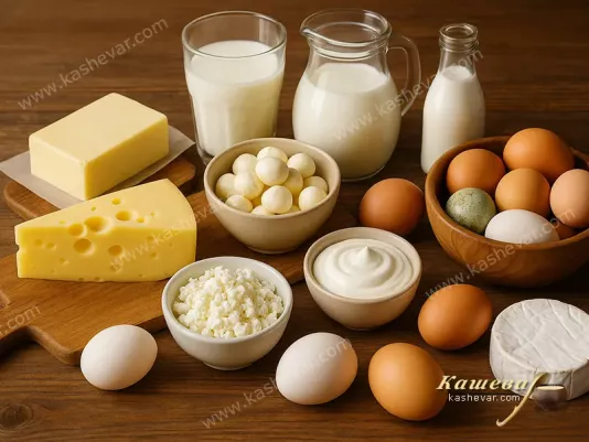 Молочные продукты и яйца на кухонном столе