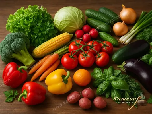 Разные овощи и свежая зелень на кухонном столе