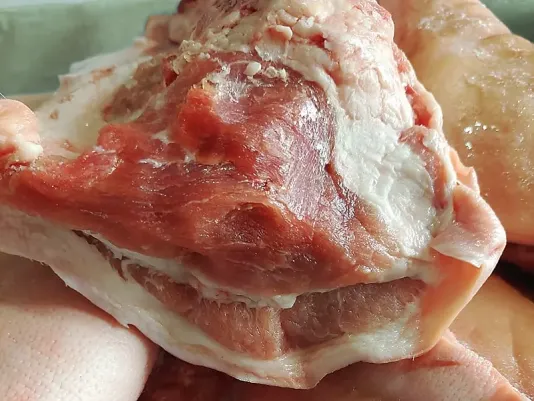 Сырая свиная щека с прослойками мяса и жира