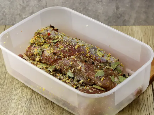 Подготовьте специи и засолите мясо