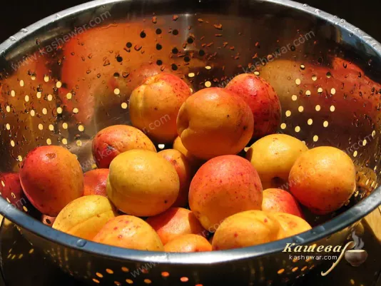 Preparing apricots for jam
