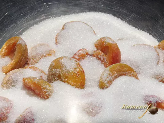 Дольки абрикосов с сахаром