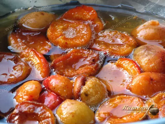 Cooking apricot jam