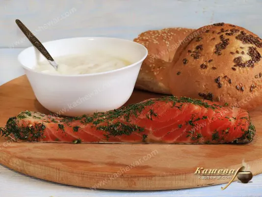 Маринованный лосось, сливочный сыр и булочка