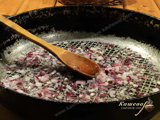 Фиолетовый лук обжаренный на сковороде