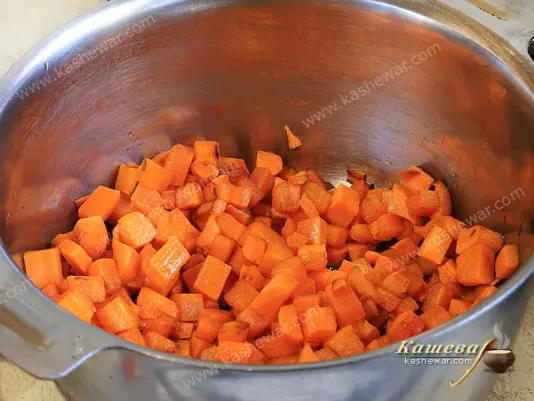 Fried carrots in a saucepan