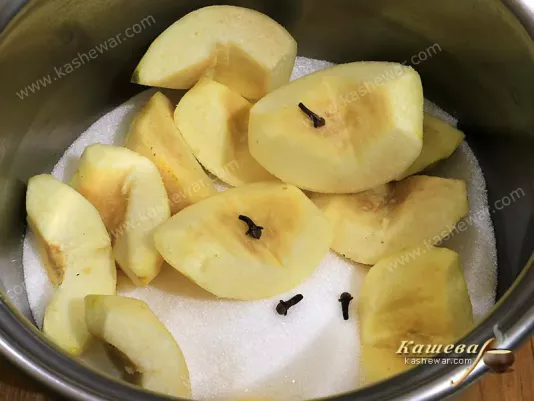 Quince with sugar and cloves