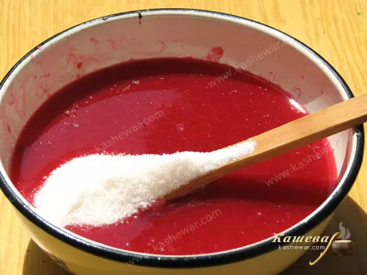 Cooking red currant jam with sugar
