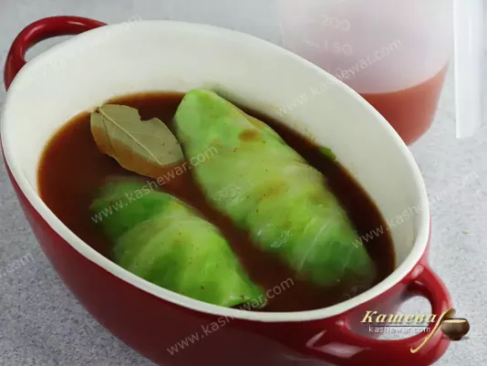 Cabbage rolls in tomato sauce