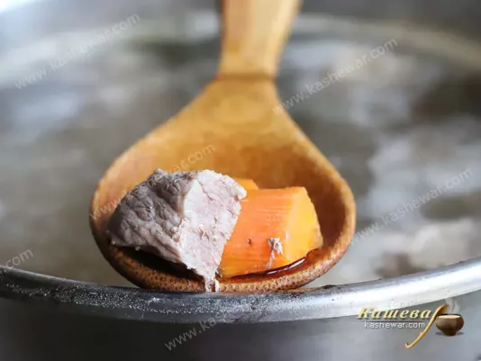 Говядина и морковь на деревянной ложке