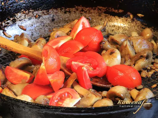 Tomatoes with onions and mushrooms