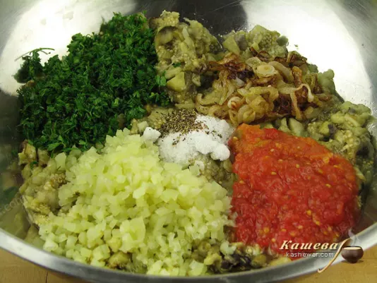 Adding spices and ingredients to eggplant caviar