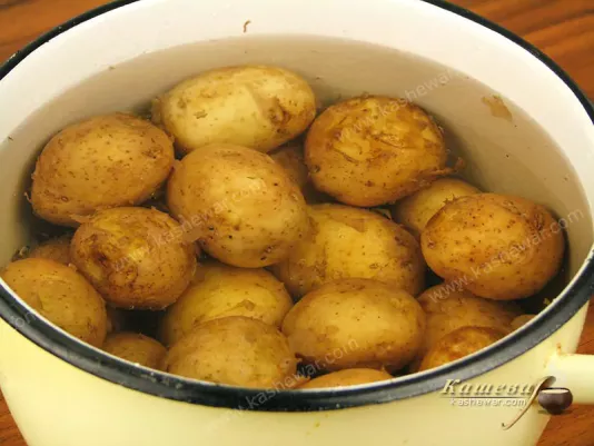 Молода картопля в холодній воді