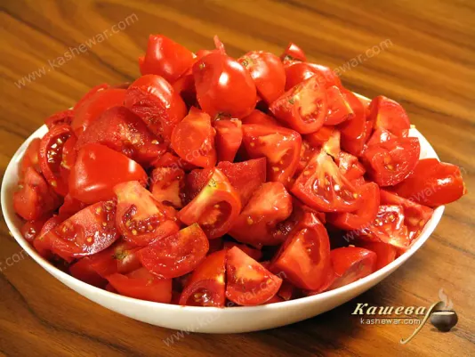 Cutting tomatoes for ketchup