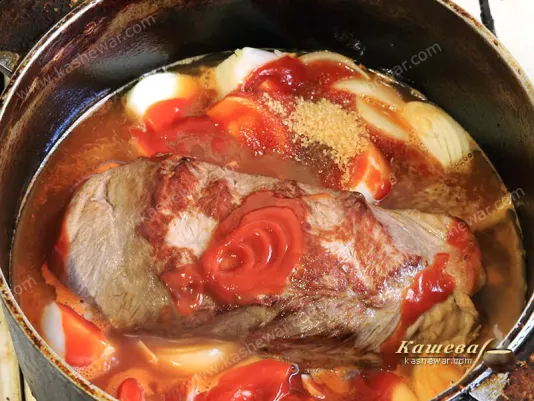Beef brisket with onion and ketchup