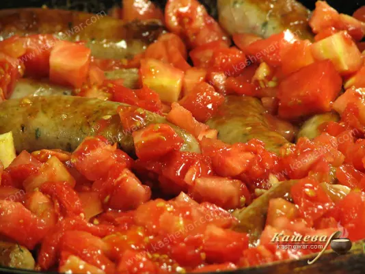 Тушение колбасок с помидорами и фасолью