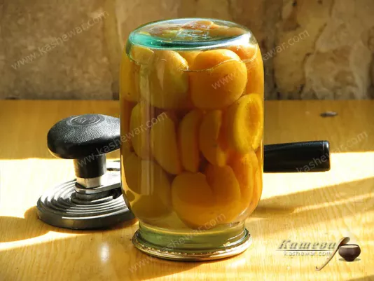 Закатывание банок с компотом из абрикосов