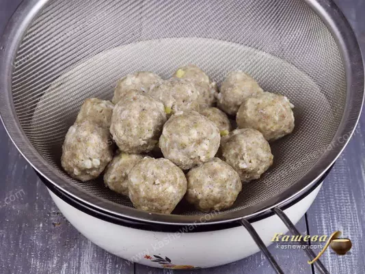 Boiled chicken meatballs