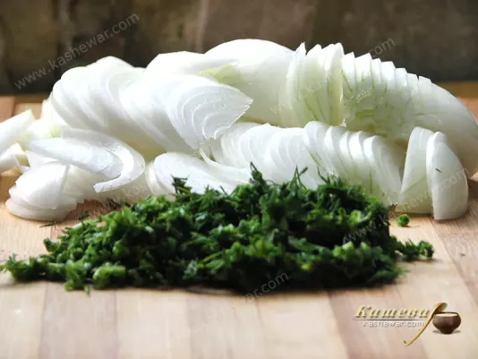 Порізка цибулі та кропу для ніжського салату