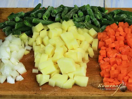Лук, картофель и морковь нарезанные кубиком