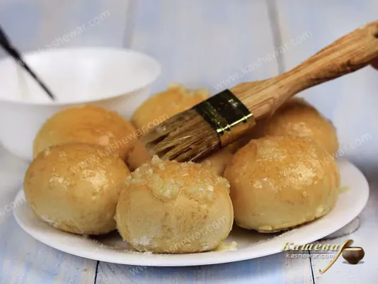 Pampushki with garlic