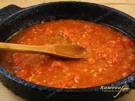 Cooking pizza sauce in a pan