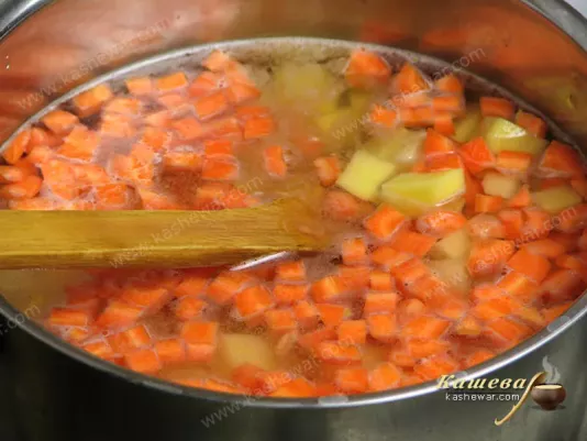 Картофель и морковь отварить