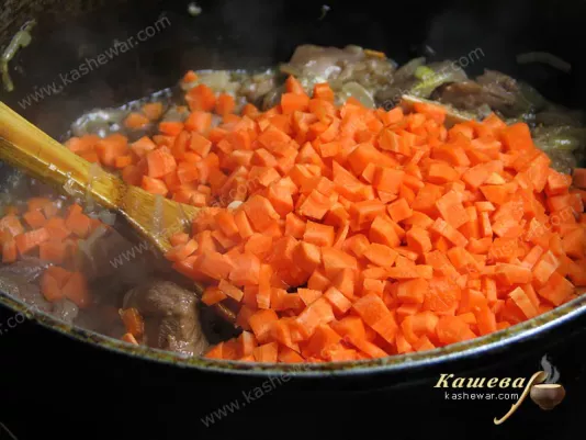 Морковь порезать кубиком и добавить к мясу