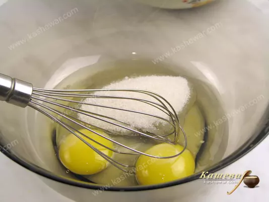 Яйца смешиваются с сахаром