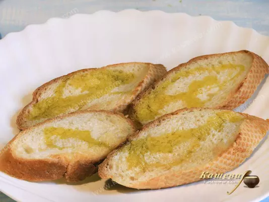 Ломтики хлеба с оливковым маслом