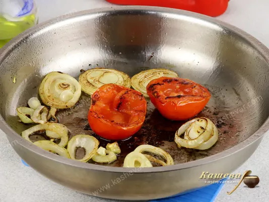 Овощи обжариваются в сковороде