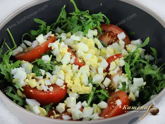 Salad of eggs, tomatoes and arugula