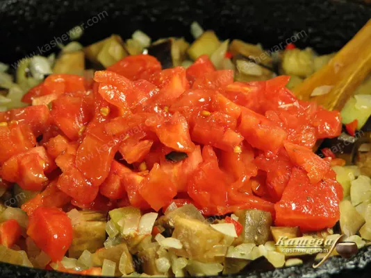 Preparing tomatoes for caponata