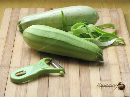 Peeling zucchini before drying