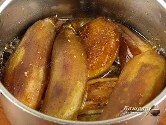 Cook eggplant jam for three hours