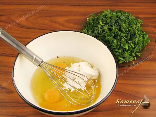 Яйца взбить с мукой, солью и перцем