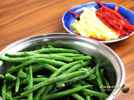 String beans and bell peppers