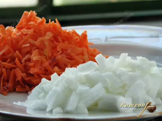 Морква та цибуля для зеленого борщу