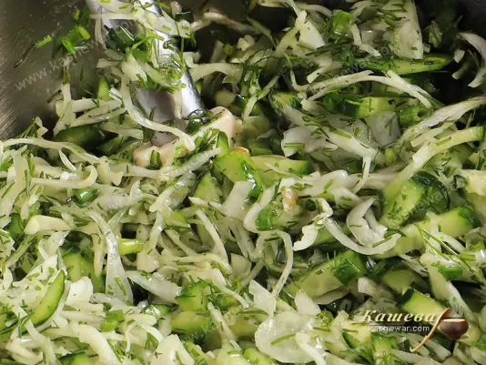 Салат из капусты, огурцов и зелени