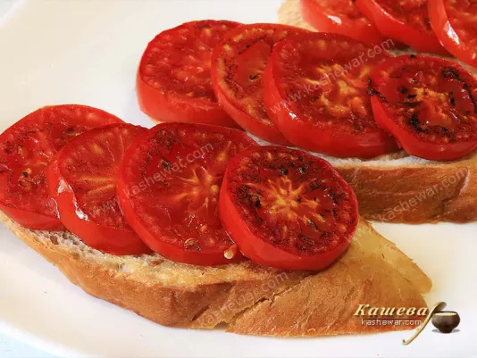 Fried tomatoes on crispy toast