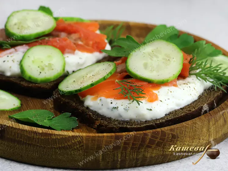 Соленый лосось с соусом из сметаны и хрена – рецепт с фото, шведская кухня
