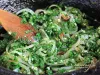 Зелень и лук на сковороде