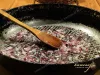 Фиолетовый лук обжаренный на сковороде