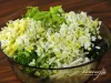 Смешать редис с салатом, вареными яйцами и зеленью