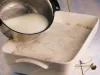 Молоком заливается пирог