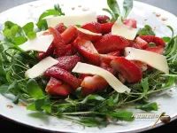 Салат з полуницею та руколою – рецепт з фото, італійська кухня