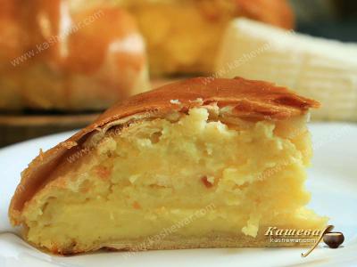 Moldovan pie with bryndza cheese
