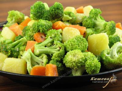 Салат с брокколи, моркови и картофеля